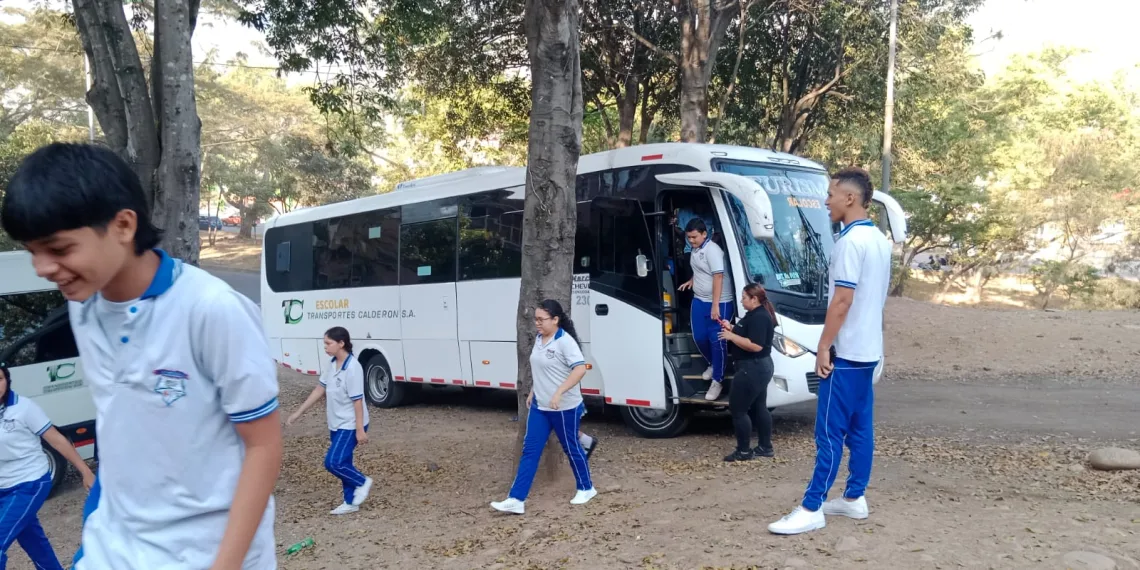 500 estudiantes de primera jornada tuvieron transporte el primer día de clase a IE de Bucaramanga