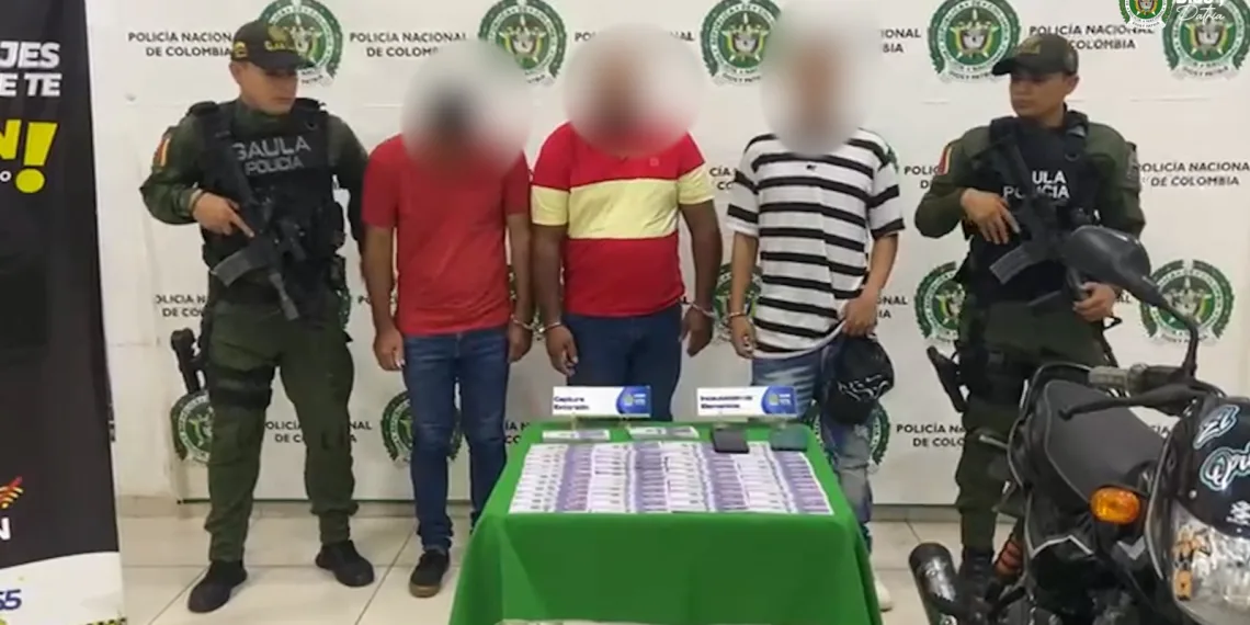 Tres personas fueron capturadas cuando recibían 25 millones producto de una extorsión