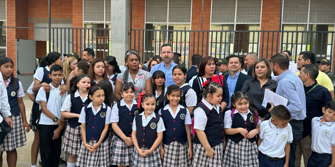 Ministra de educación le madrugó a Bucaramanga para hacer entrega de la Institución Educativa Camacho Carreño