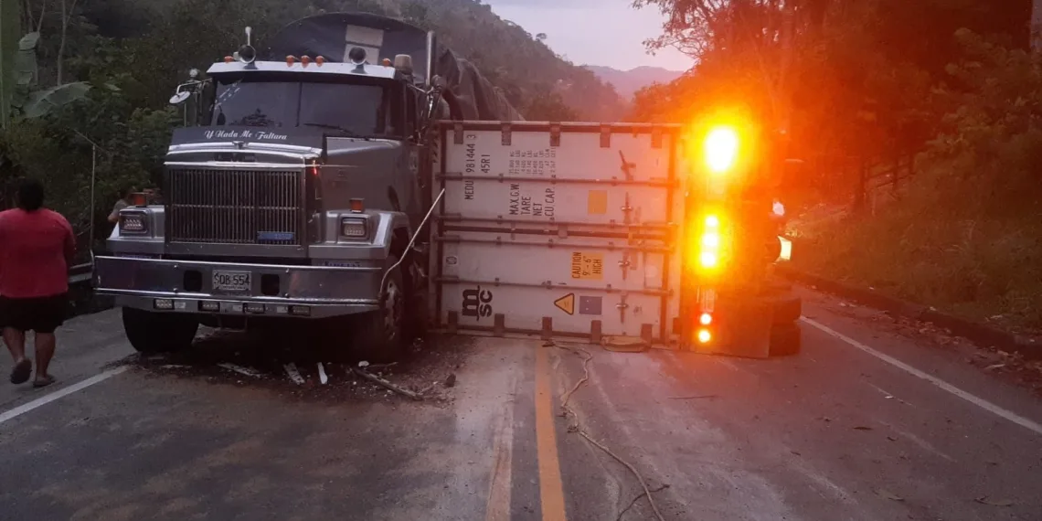 Paso restringido en la vía a la Costa Caribe por volcamiento de una tractomula