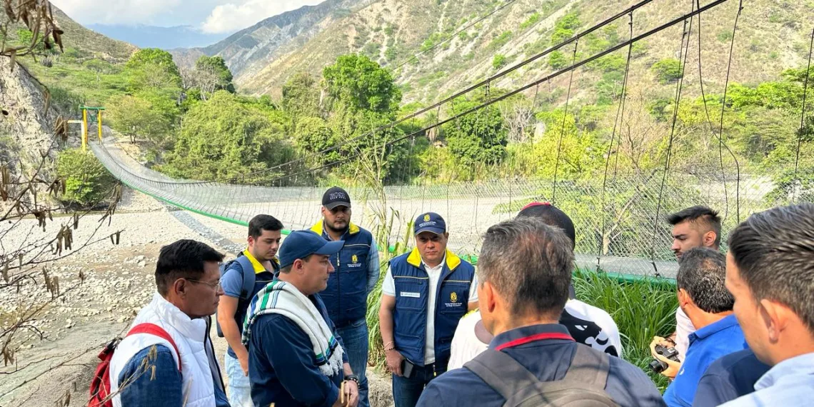 Por fallas estructurales colapsó el recién inaugurado puente peatonal que une a tres veredas del municipio de Cepitá 