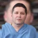 A 16 años de prisión fue condenado médico por abusar física y sexualmente a una mujer