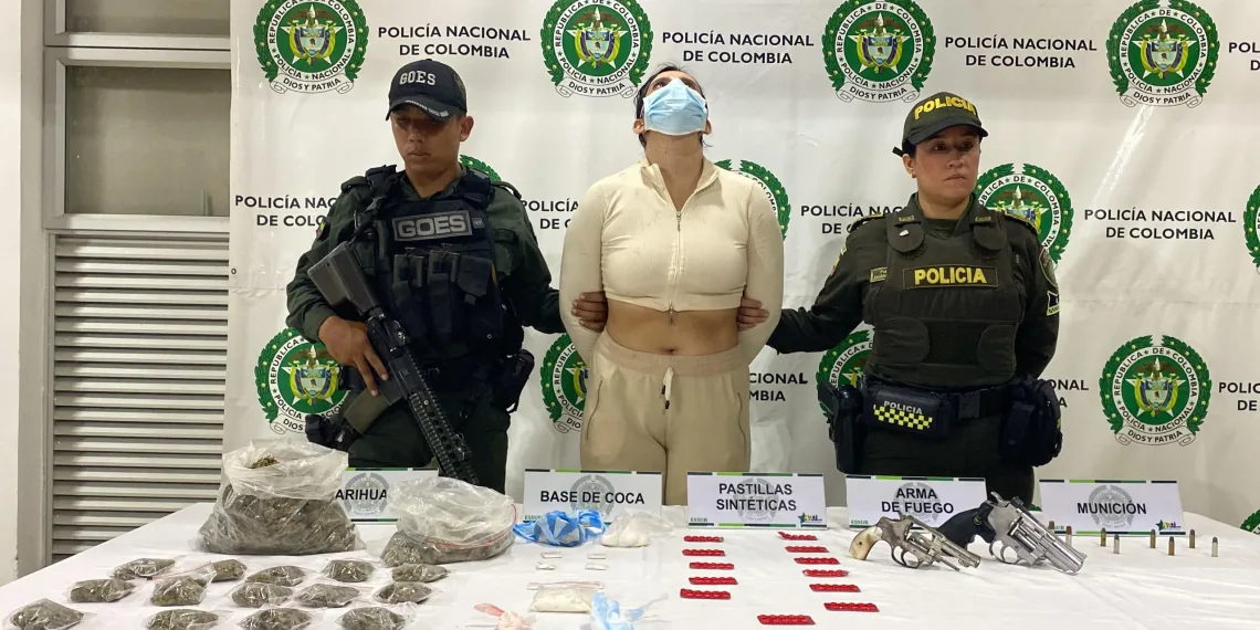 En Bucaramanga policía capturó a una mujer con estupefacientes y dos armas de fuego en su poder