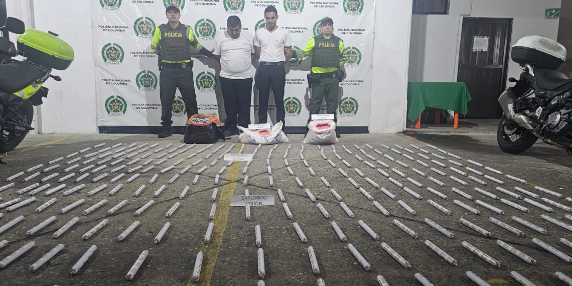 En un bus de servicio público policía descubre material explosivo. Dos personas fueron capturadas.   