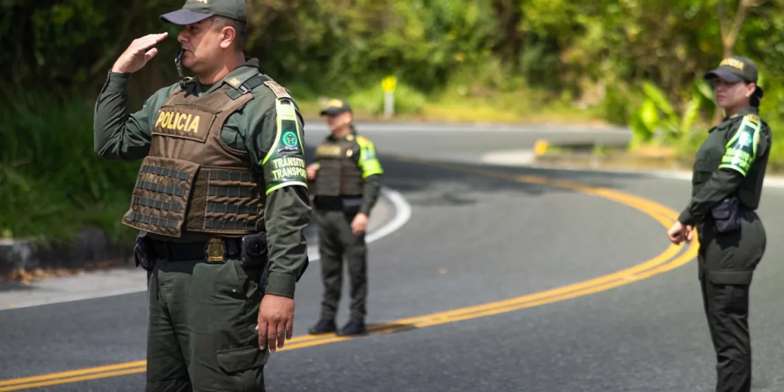 Policía de Tránsito y Transporte de Santander acompaña a familias que se movilizan por carreteras del departamento en Semana Santa