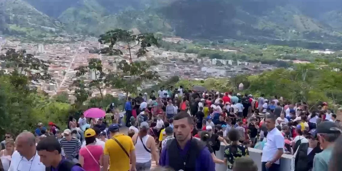 En Semana santa: Piedecuestanos y turistas asisten masivamente al Cerro de la Cantera