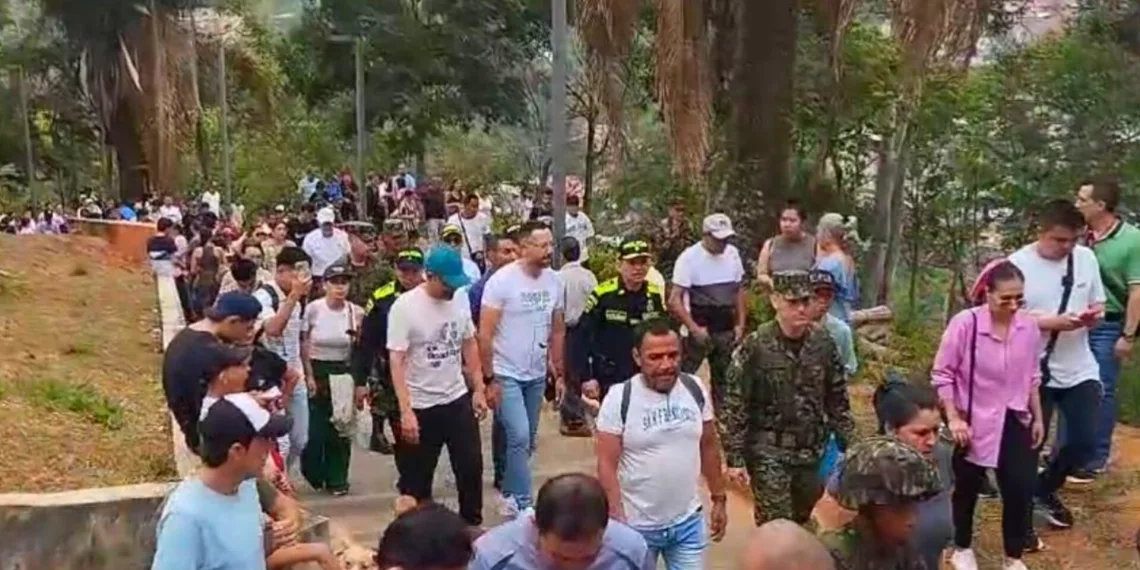 Feligresía religiosa sube en procesión al cerro de Morrorico, en Bucaramanga    