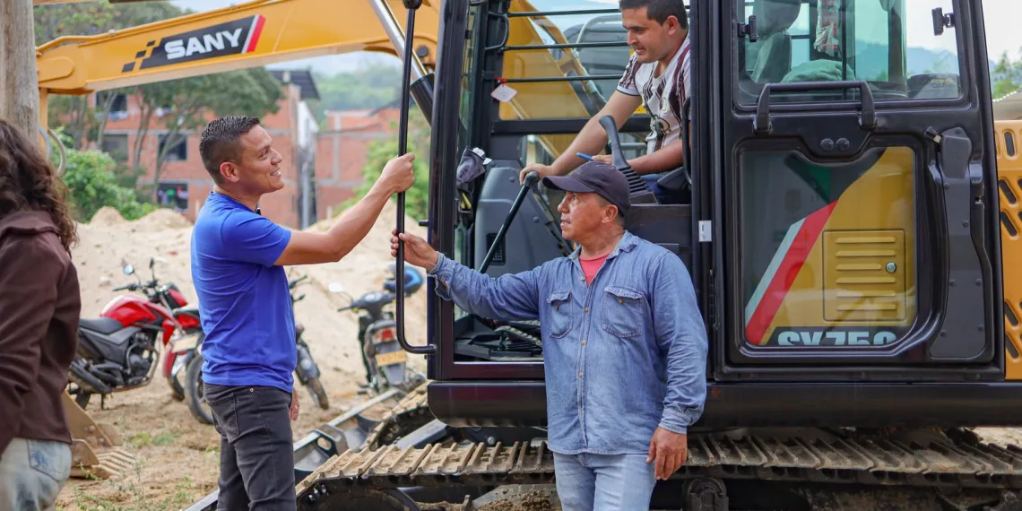 Con el overol y el casco puestos el alcalde de Girón supervisó obras en diferentes sectores del municipio