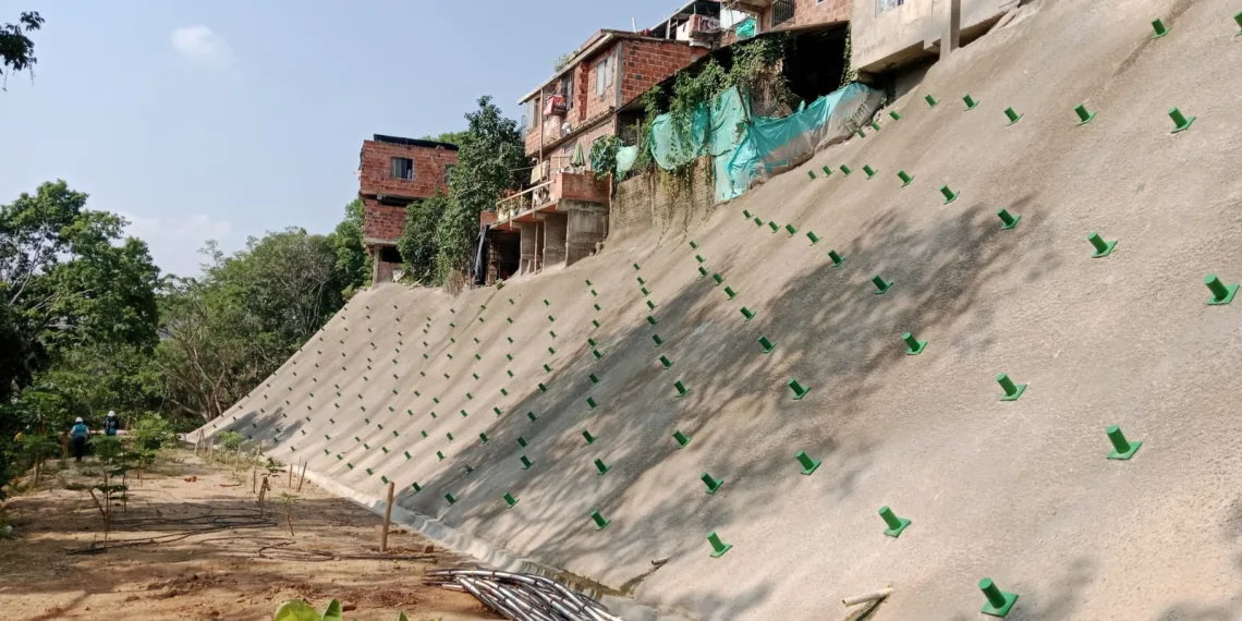 CDMB construye pantalla anclada que beneficiará 150 familias del barrio Cordoncillo II de Bucaramanga