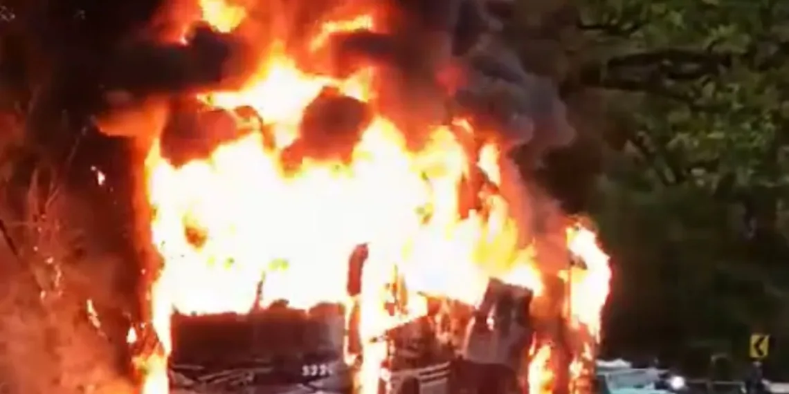 En carreteras de Santander se incendió bus de servicio Interdepartamental