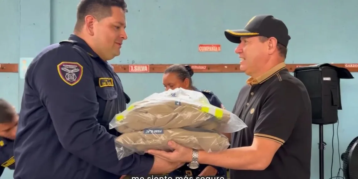 Nueva dotación para el cuerpo de bomberos entregó el alcalde de Piedecuesta Oscar Javier Santos
