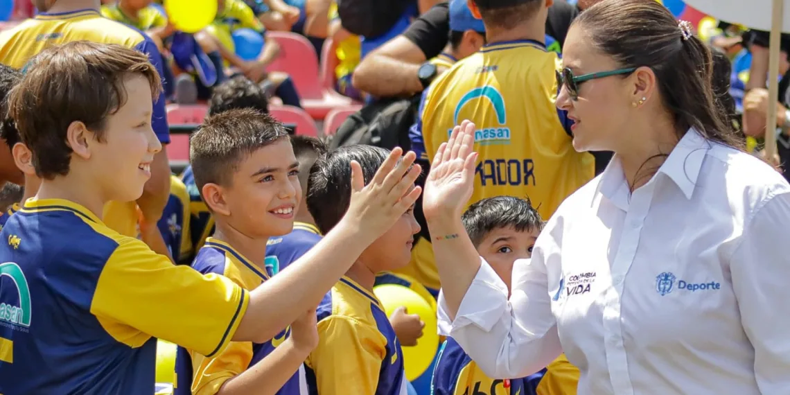 Ministra del Deporte estuvo presente en la inauguración de los Torneos de la Liga Santandereana de Fútbol  