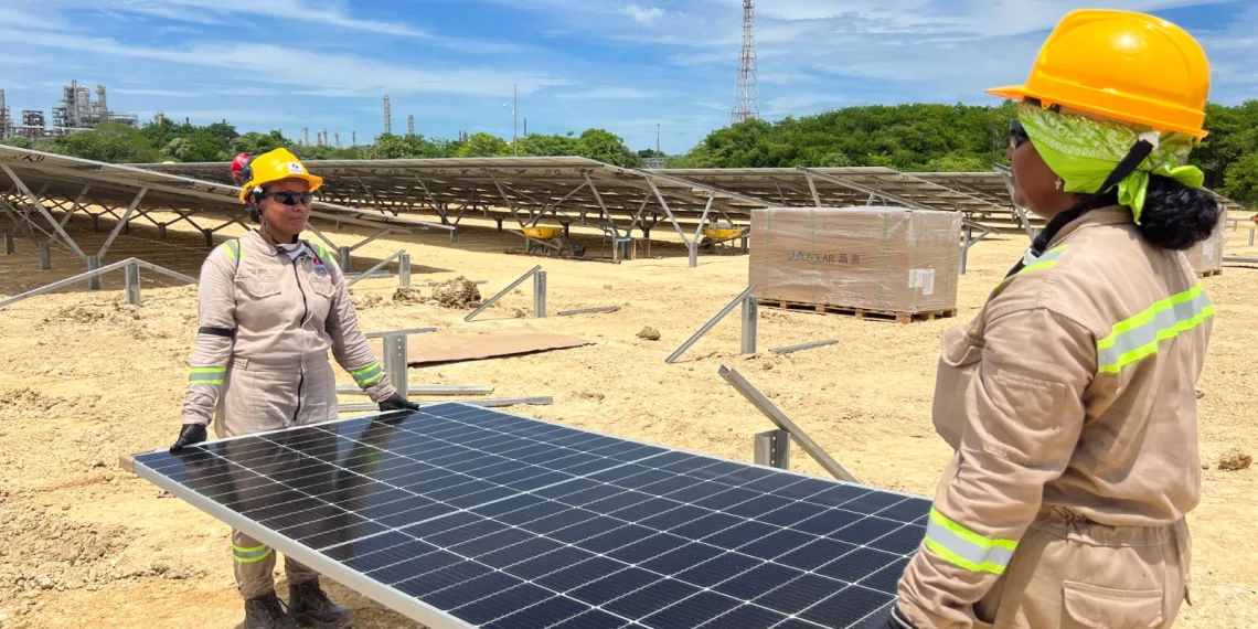 Ecopetrol entregó Ecoparque solar con capacidad de 22,1 megavatios construida dentro de una refinería   