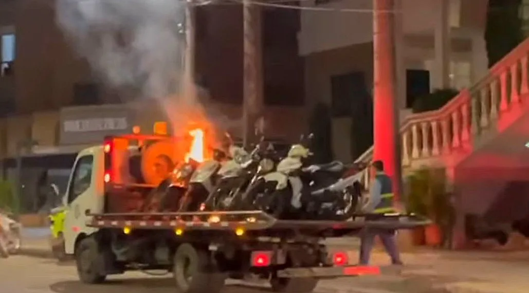 Venezolano prendió fuego a la grúa del transito para impedir que se llevaran su moto  
