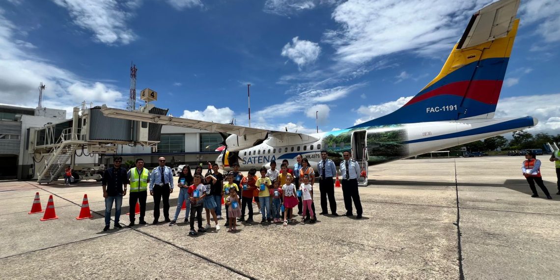 Viviendo un sueño: 15 niños y niñas en condición de vulnerabilidad de Lebrija, Santander, conocieron por primera vez un avión, parado en tierra