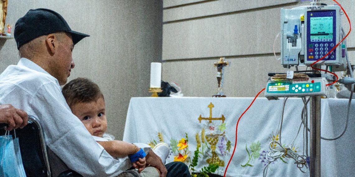 Un acto de amor y esperanza: padres cumplen el deseo de bautizar a su hijo en el hospital