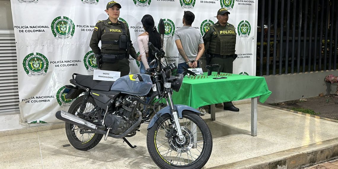 En Bucaramanga, Policía capturó a pareja de venezolanos que se movilizaban en una moto armados