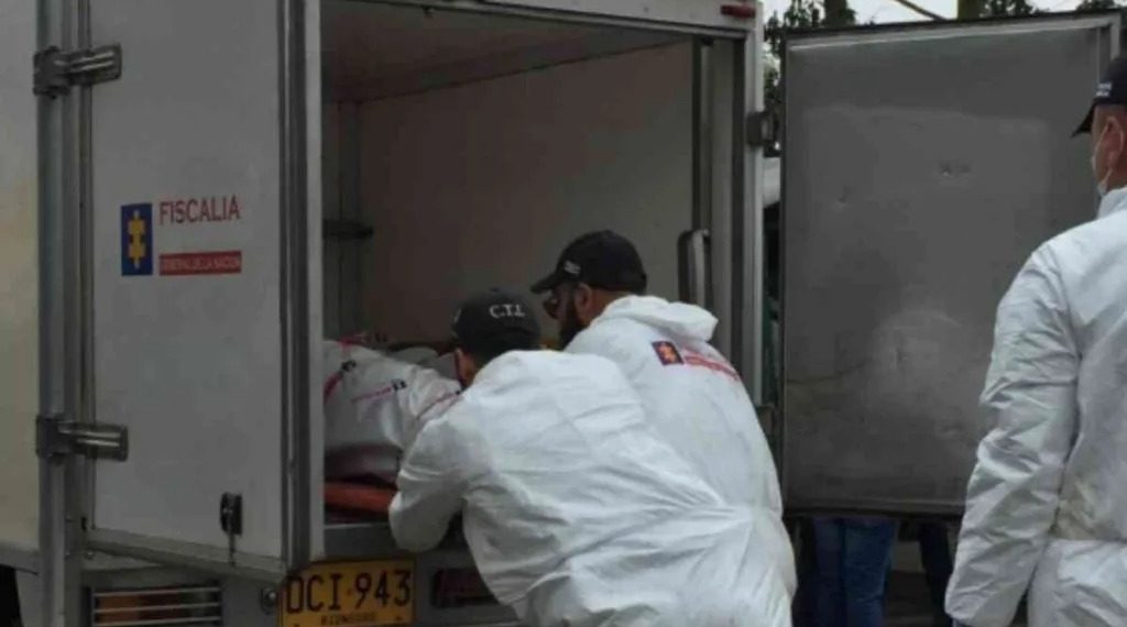 Sijin de la Policía Metropolitana de Bucaramanga investiga el doble crimen perpetrado por sicarios en el barrio Santa Ana de Floridablanca
