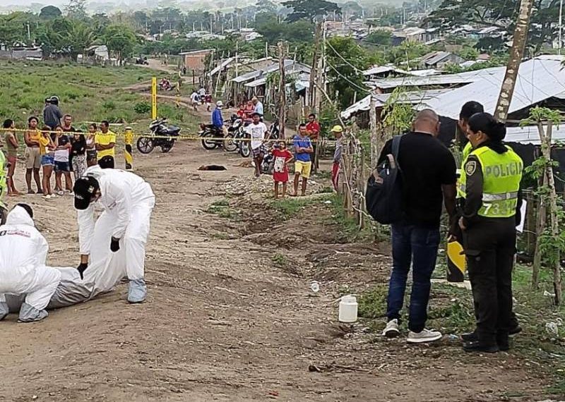 Barrancabermeja: dos hombres muertos y una adolescente herida dejó ataque sicarial en cancha de fútbol en Barrio San Martín