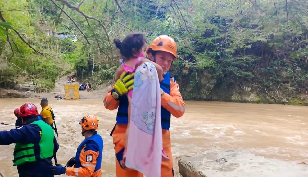 ¡Atención! Emergencia en río de oro en Piedecuesta por creciente súbita, 26 personas quedaron aisladas