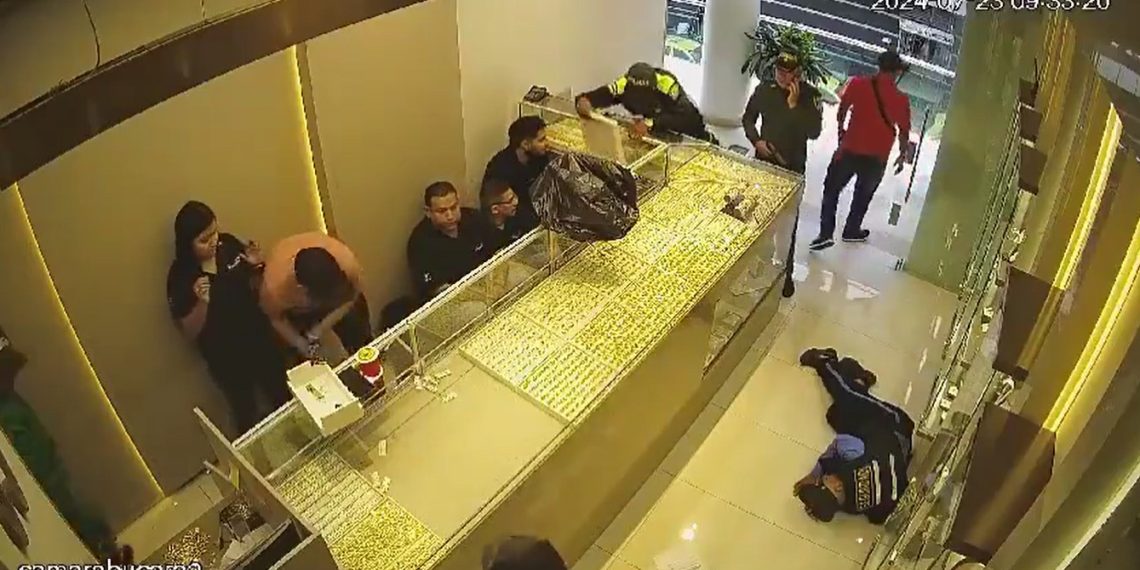 En Bucaramanga asaltan joyería a plena luz del día, los ladrones se movilizaban en motociclistas