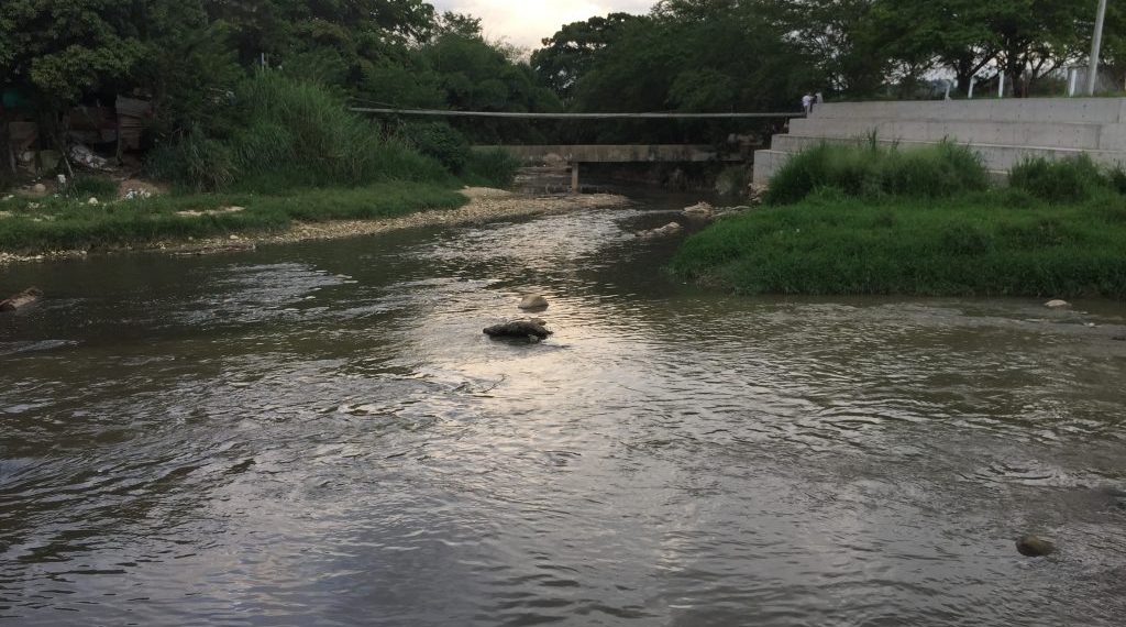 Contaminación en el río Suárez ante caída de ACPM que transportaba vehículo que se accidentó