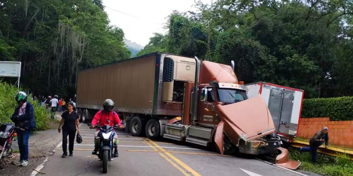 Paso a un carril en la vía Bucaramanga-Bogotá por siniestro vial a la altura del municipio de San Gil