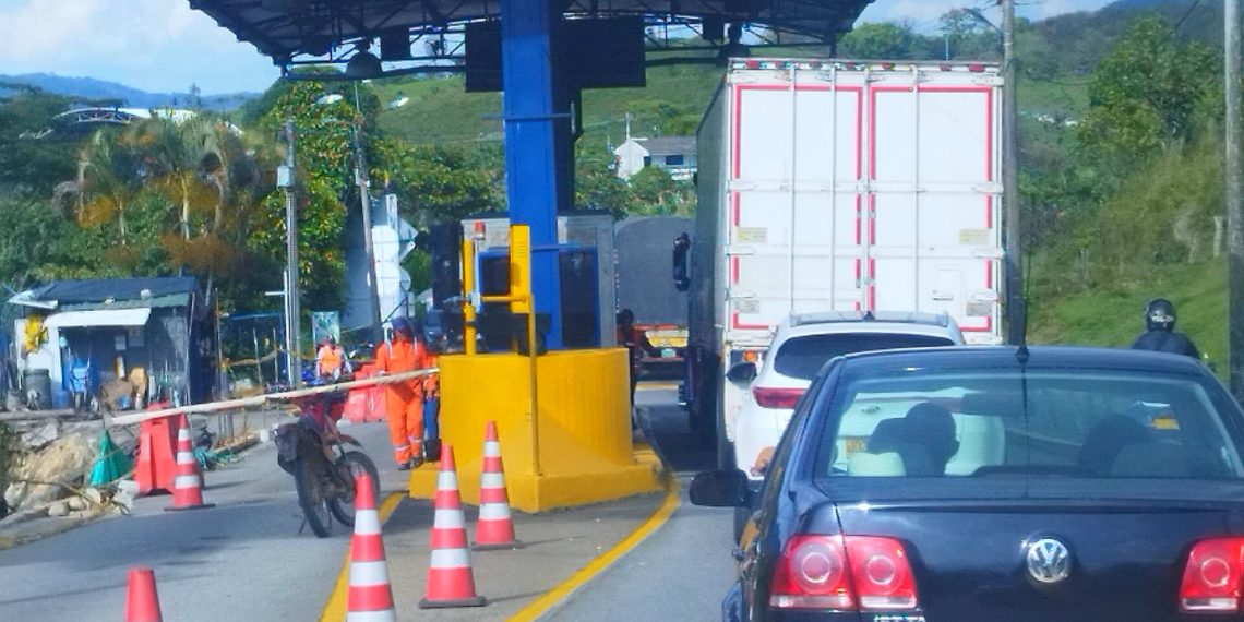 Levantan bloqueo en la vía Bucaramanga con Bogotá, cerrada por dos días por camioneros que reclaman por mal estado de la carretera