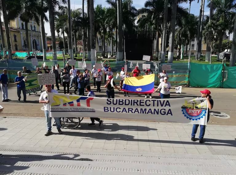 Trabajadores de Metrolínea se toman vías de la ciudad en rechazo a “Una masacre laboral”