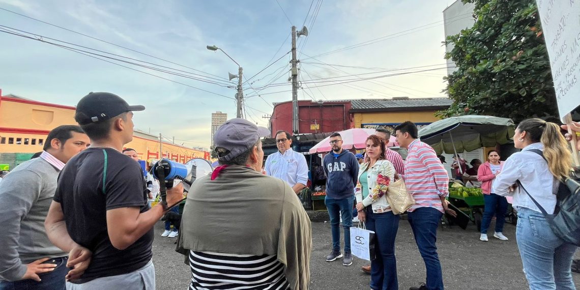 Más de 20 comerciantes de comidas de Plaza de Mercado San Francisco, reclaman el derecho al trabajo. Las cocinas fueron demolidas