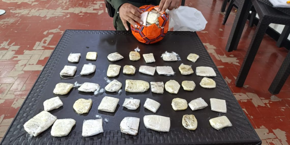 Cuatro kilos de clorhidrato de cocaína empacados en juguetes fueron incautados por la policía en una oficina de encomiendas