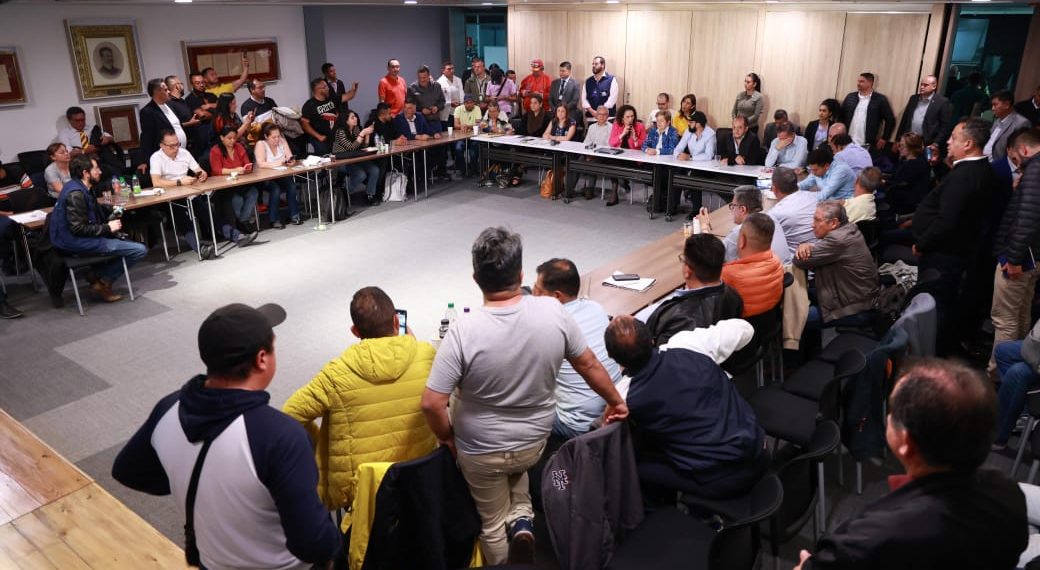 Gobierno y la base de los transportadores de carga logran acuerdo y se levanta el paro camionero