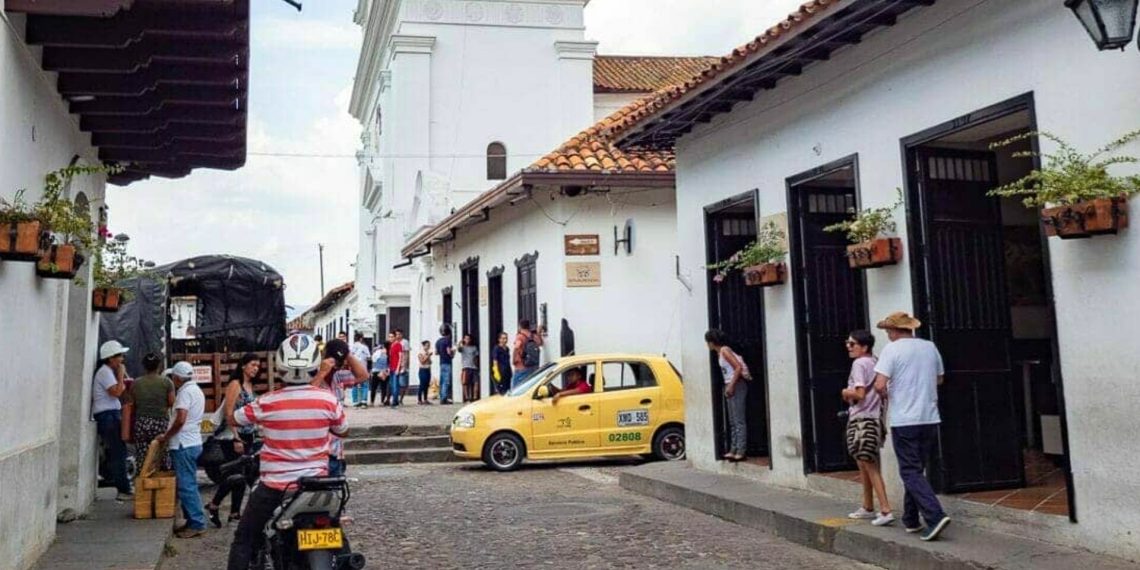 ¡Atención! Girón suspende actividades administrativas y escolares presenciales por bloqueo en las vías