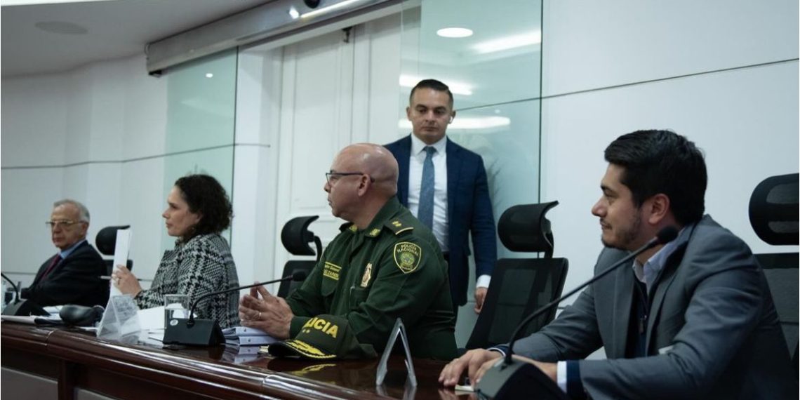 Gobierno dispuesto al diálogo con transportadores de carga, pide levantar bloqueos y afirma que aumento al precio del diésel es inevitable