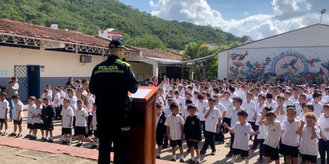 Con colores que cuidan, murales que educan: Policía Nacional en Santander fomenta seguridad y valores en entornos escolares
