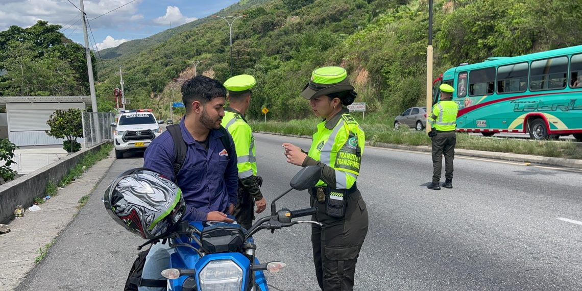 400 hombres y mujeres Policías garantizan seguridad y movilidad en Santander, en puente festivo del día de la Raza