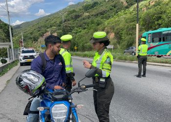 400 hombres y mujeres Policías garantizan seguridad y movilidad en Santander, en puente festivo del día de la Raza