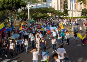 La docente que defiende a Petro e invita a salir a apoyarlo