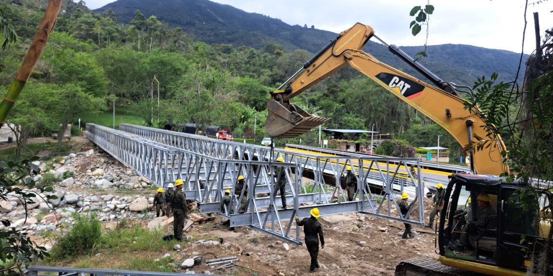 Ejército traslada puente militar al punto puente Primero vía Curos-Málaga para dar conectividad con Bucaramanga y el interior del país