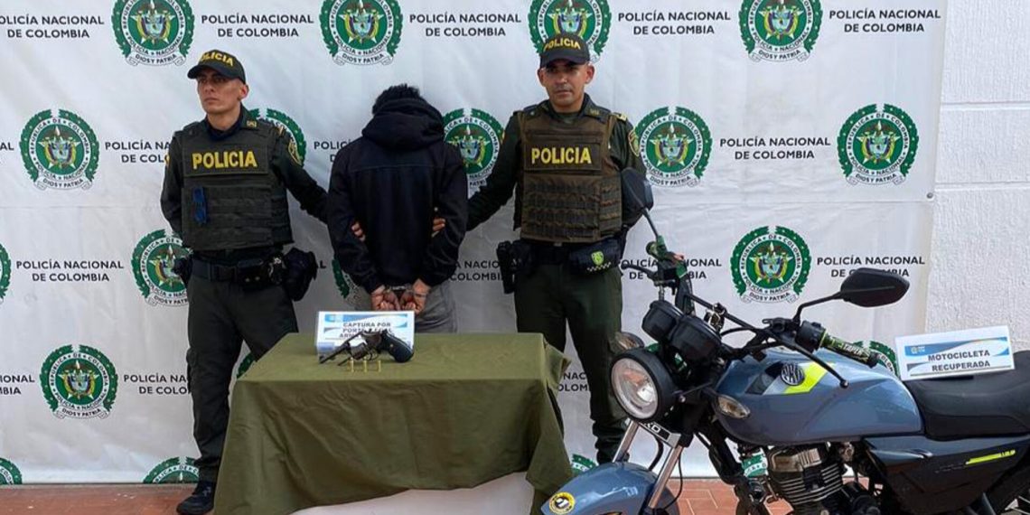 Extranjero que había robado una motocicleta fue capturado por la policía en Floridablanca, el vehículo fue recuperado