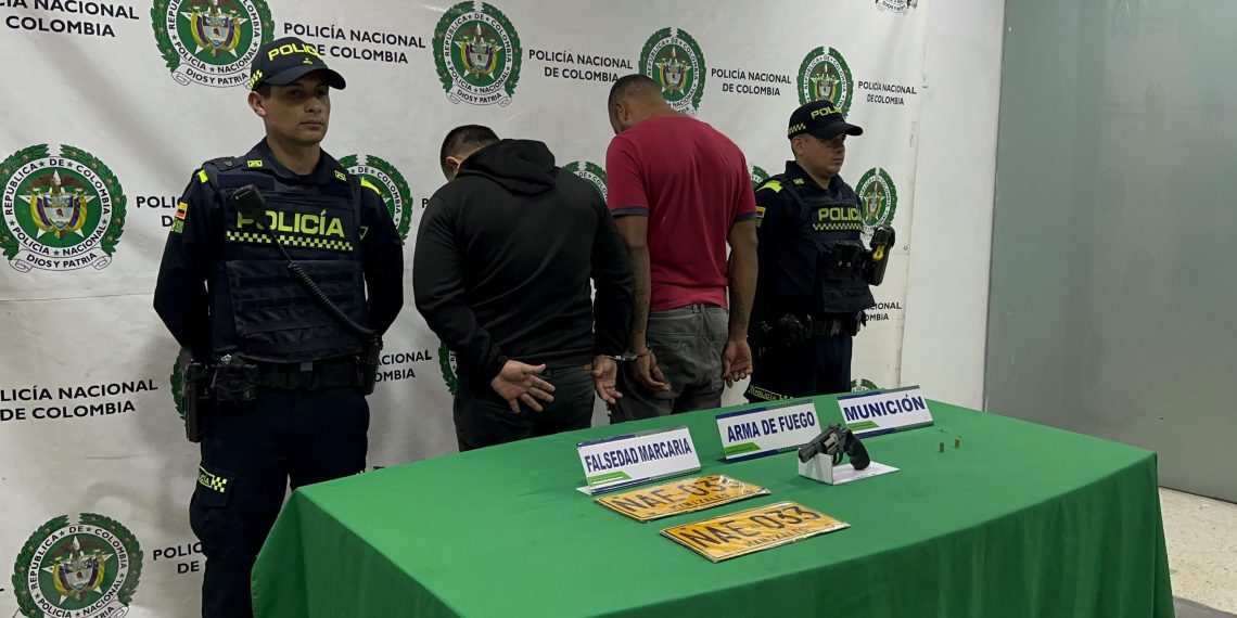 Pareja de apartamenteros fue capturada por la policía en barrio de Bucaramanga cuando pretendía hurtar una vivienda