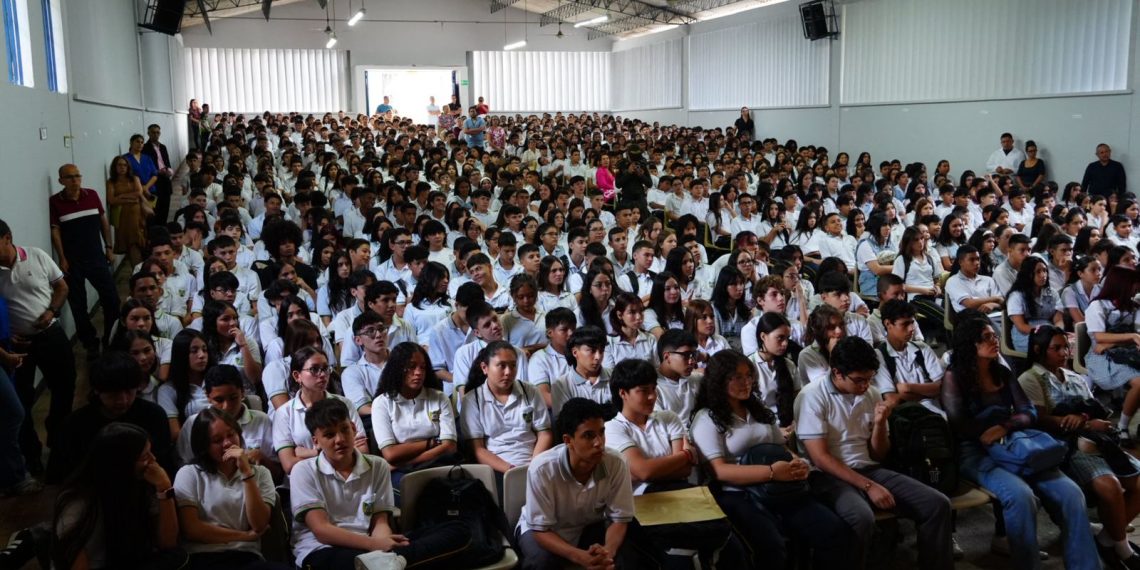 Alcalde de Bucaramanga apoya campaña de la policía para proteger 62 mil estudiantes matriculados en IE de la ciudad