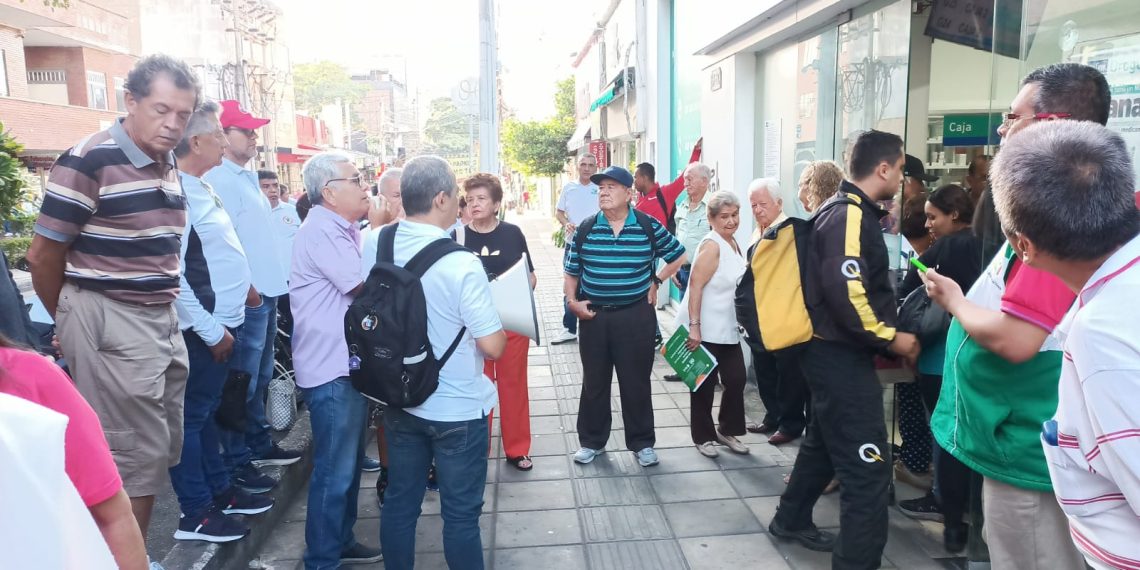 Usuarios de la regional nororiental Nueva EPS con plantón reclaman en la sede de Cabecera Bucaramanga mejores servicios de salud