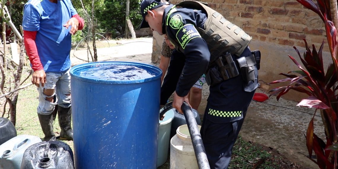 Policía de Santander lanza operación humanitaria para abastecer de agua a comunidades afectadas por la sequía en el departamento