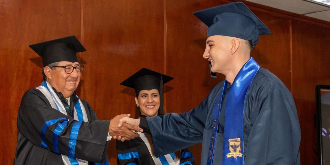 Estudiante que milagrosamente sobrevivió a una caída de nueve pisos en Miami, recibió título de ingeniero civil en la UDES