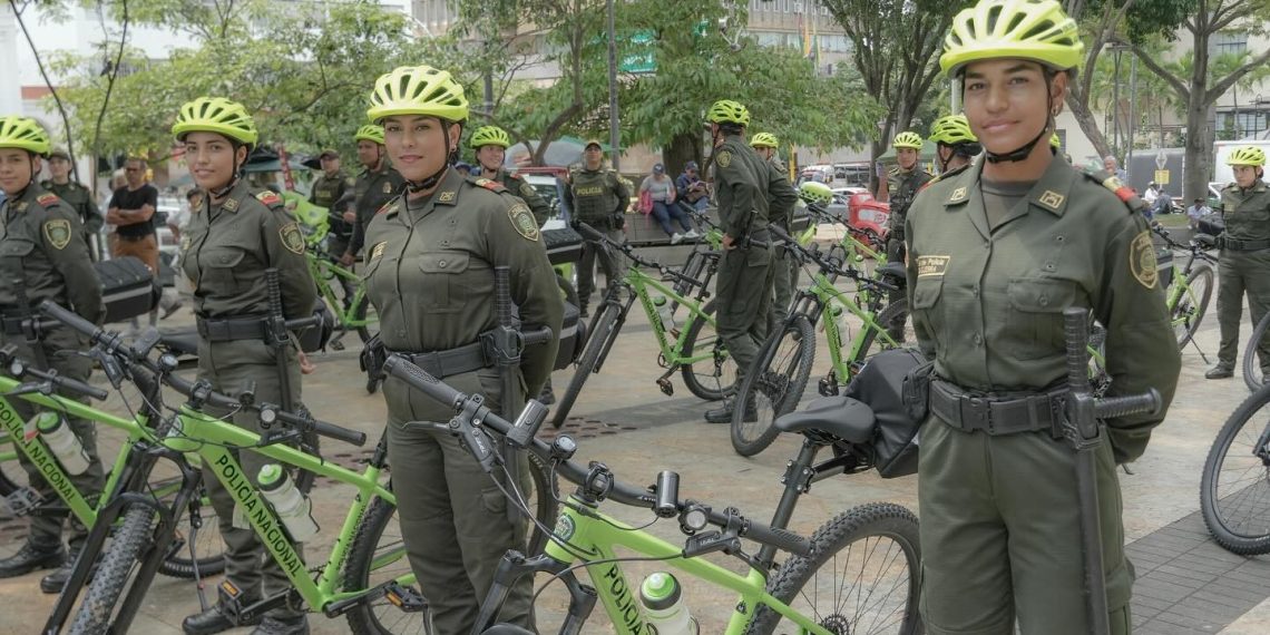 Policía Nacional hace acompañamiento en bicicletas para fortalecer la seguridad en los parques de Bucaramanga