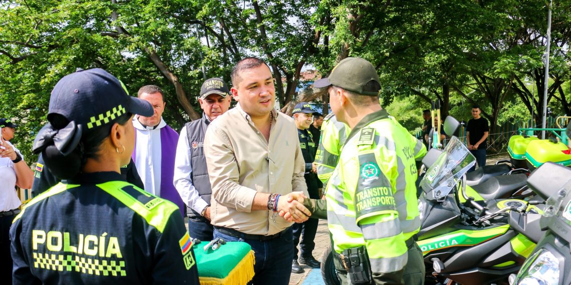 Alcaldía refuerza la seguridad de Floridablanca con la entrega de motocicletas a la Policía