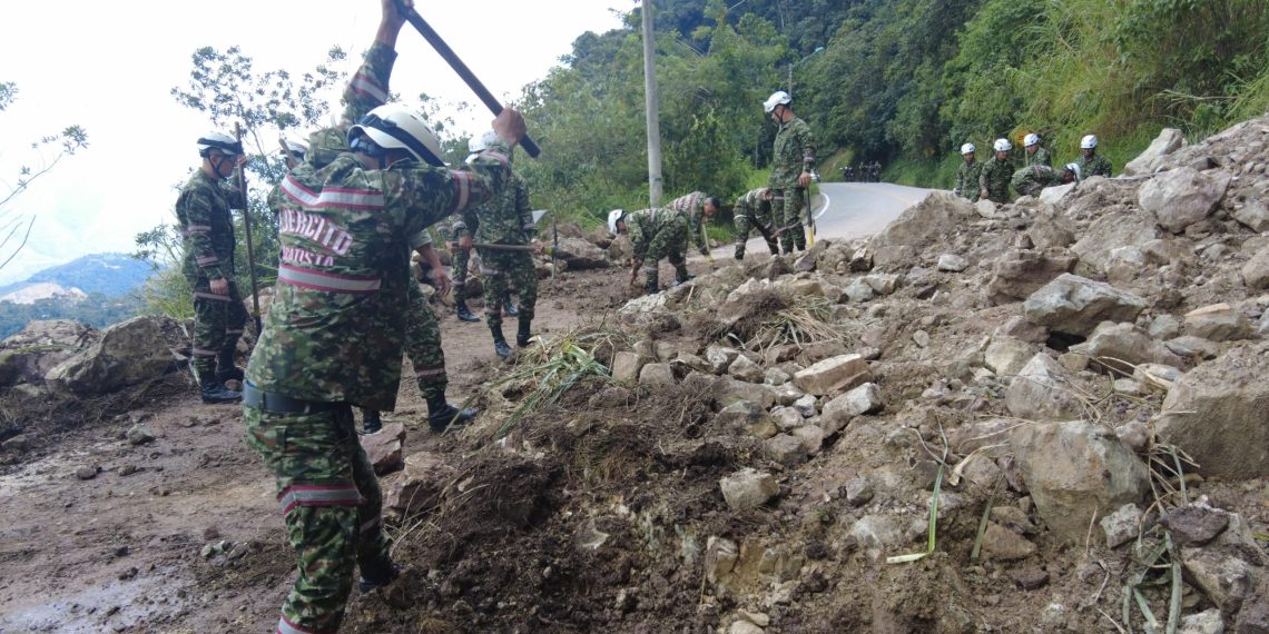 Derrumbes en carretera de Piedecuesta – Los Santos es atendida por Ejército y alcaldía
