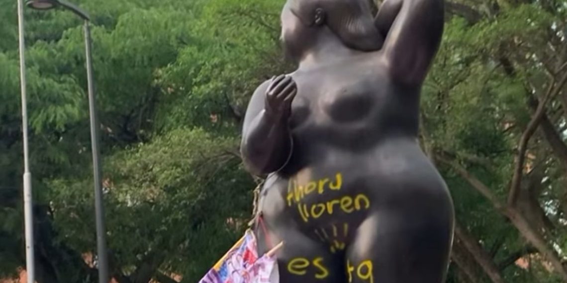 Vándalos atacan escultura de Botero en Bucaramanga durante marcha del 8M
