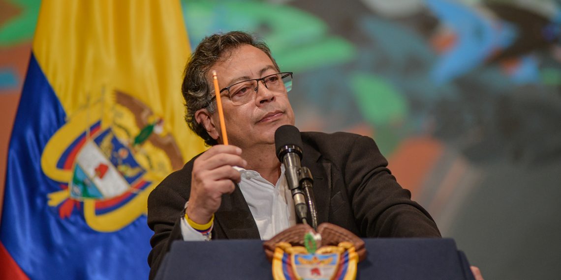 Presidente Petro declara emergencia económica ante brote de fiebre amarilla